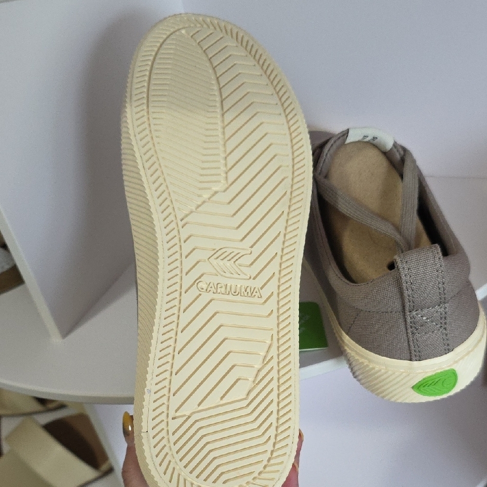 Cariuma Gray Sneakers Minimalist Design - Picture 4 of 5
